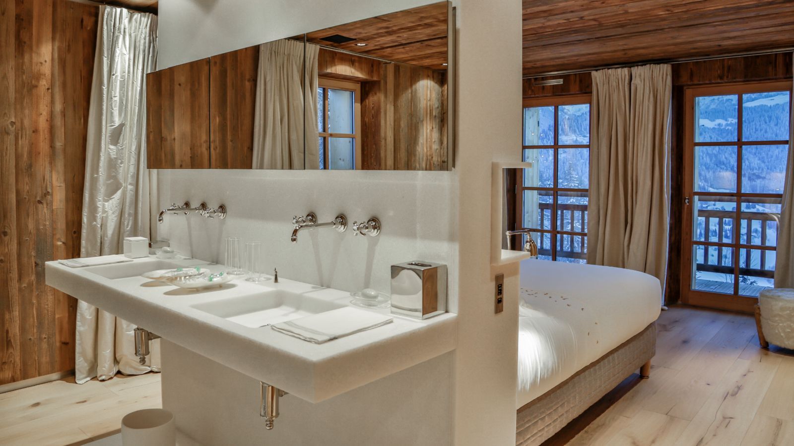 Luxury-ski-chalet-Megeve-Chalet-Les-Fermes-a-la-Leonthine-Oxford-Ski-Bedroom (4).jpg