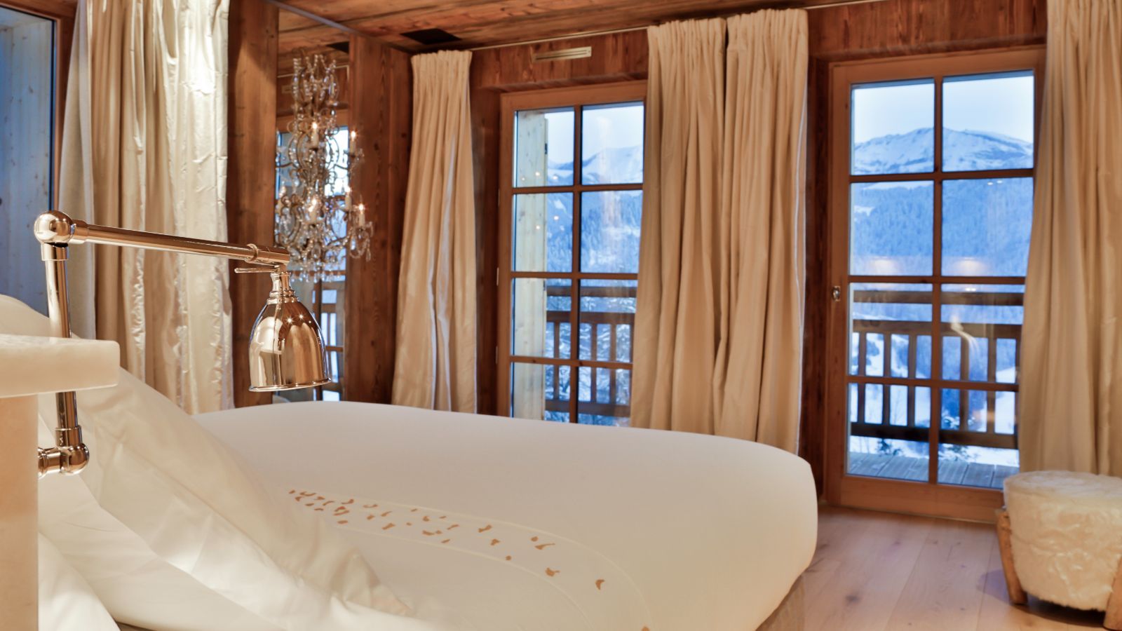 Luxury-ski-chalet-Megeve-Chalet-Les-Fermes-a-la-Leonthine-Oxford-Ski-Bedroom (5).jpg