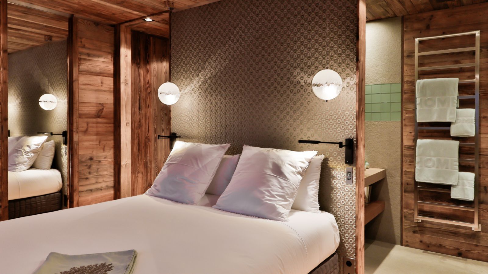 Luxury-ski-chalet-Megeve-Chalet-Les-Fermes-a-la-Leonthine-Oxford-Ski-Bedroom (6).jpg