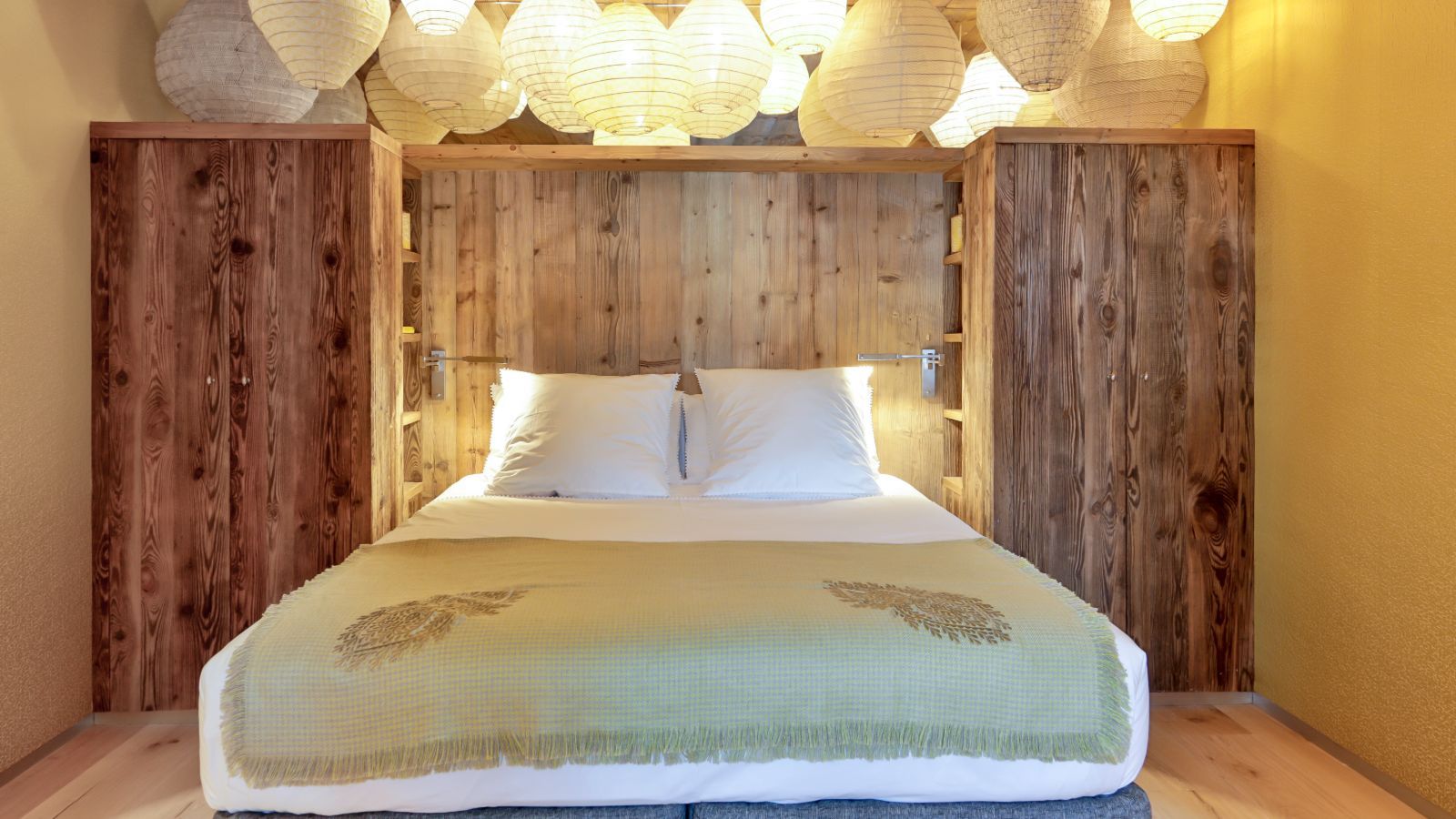 Luxury-ski-chalet-Megeve-Chalet-Les-Fermes-a-la-Leonthine-Oxford-Ski-Bedroom (14).jpg