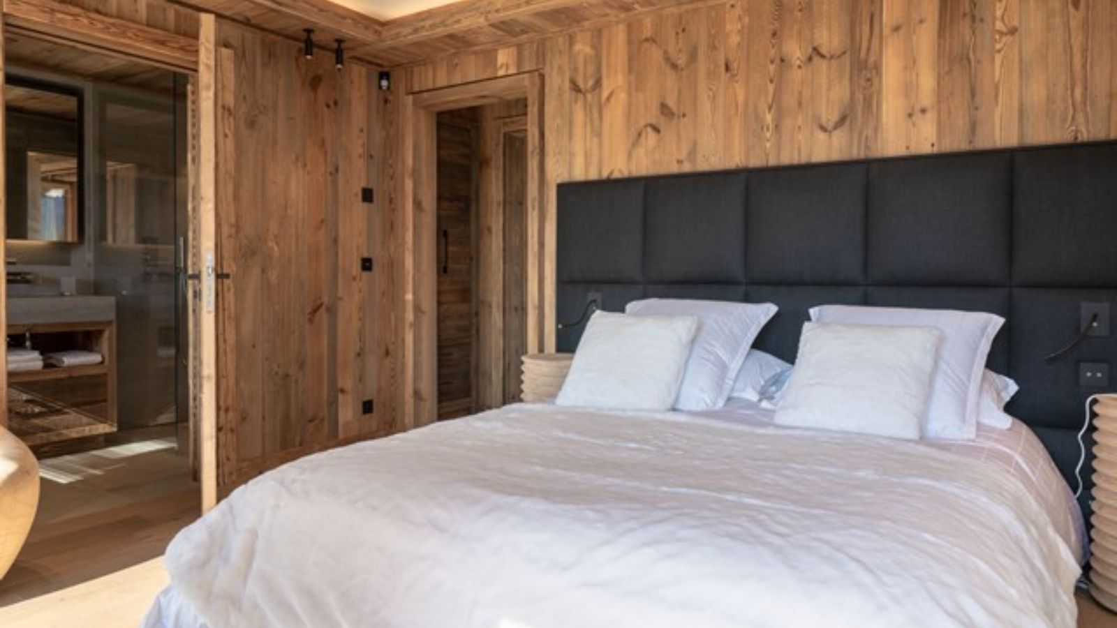Luxury-Ski-Chalet-Megeve-Chalet Marius-Oxford-Ski-Bedroom (2).jpg