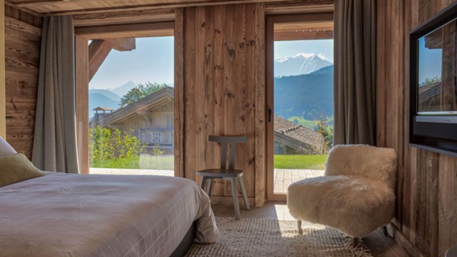 Luxury-Ski-Chalet-Megeve-Chalet Marius-Oxford-Ski-Bedroom (6).jpg