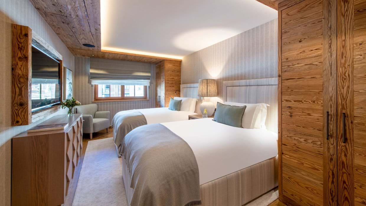 Luxury-Ski-Chalet-Zermatt-Chalet-Elbrus-Oxford-Ski-Bedroom (4).jpg