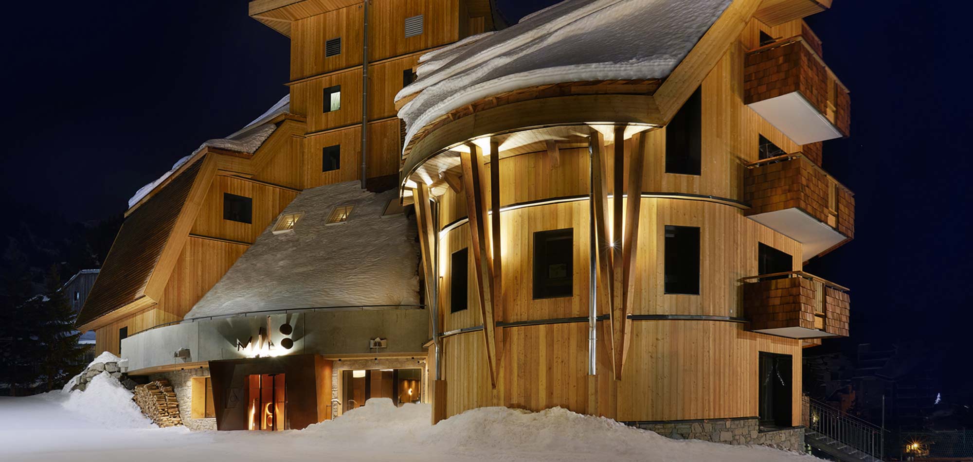 luxury-ski-hotel-avoriaz-Mil8-oxford-ski-outside.jpg