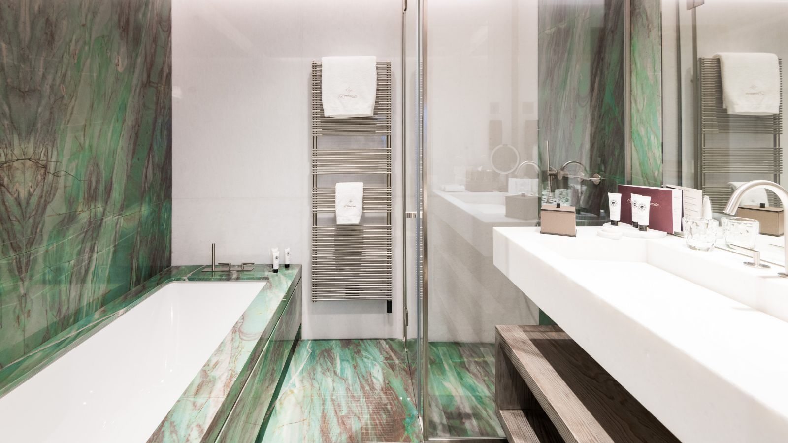 luxury-ski-hotel-saint-gervais-l'armancette-oxford-ski-bathroom.jpg