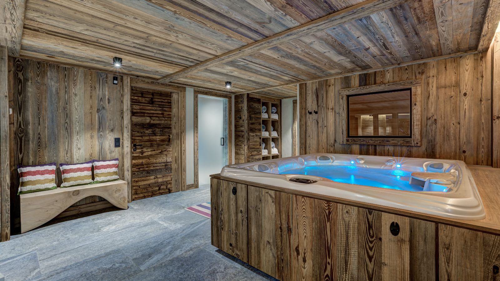 Luxury-ski-chalet-St-Gervais-Amancette-Chalet-Aster-Oxford-Ski-Jacuzzi.jpg