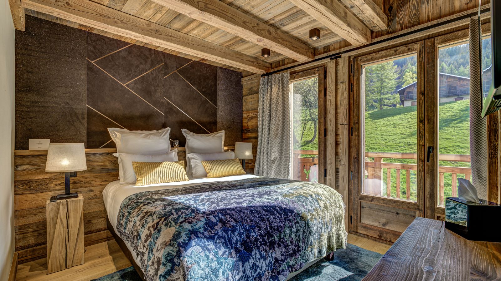 Luxury-ski-chalet-St-Gervais-Amancette-Chalet-Aster-Oxford-Ski-Bedroom (6).jpg