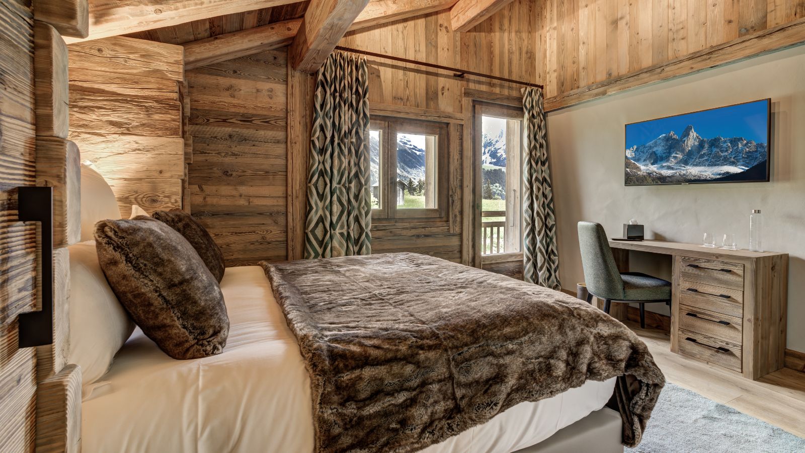 Luxury-Ski-Chalet-St-Gervais-Armancette-Chalet-Carline-Oxford-Ski-Bedroom (3).jpg