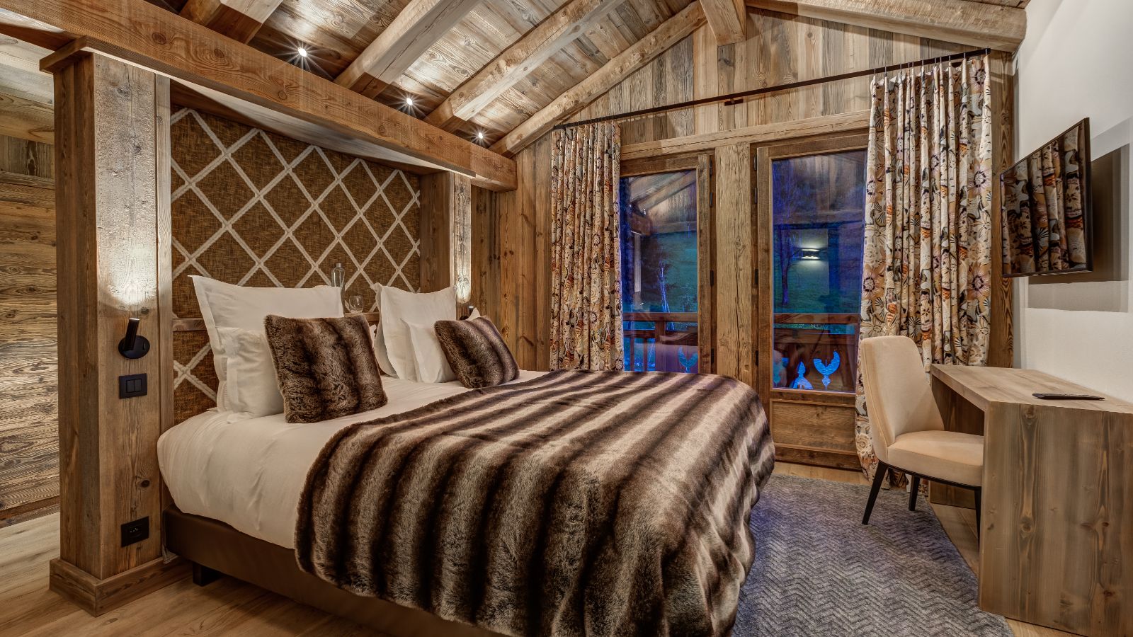 Luxury-Ski-Chalet-St-Gervais-Armancette-Chalet-Silene-Oxford-Ski-Bedroom (2).jpg
