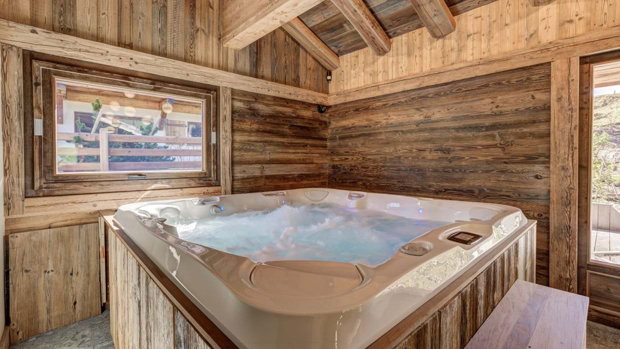 Luxury-Ski-Chalet-St-Gervais-Armancette-Chalet-Silene-Oxford-Ski-Jacuzzi.jpg