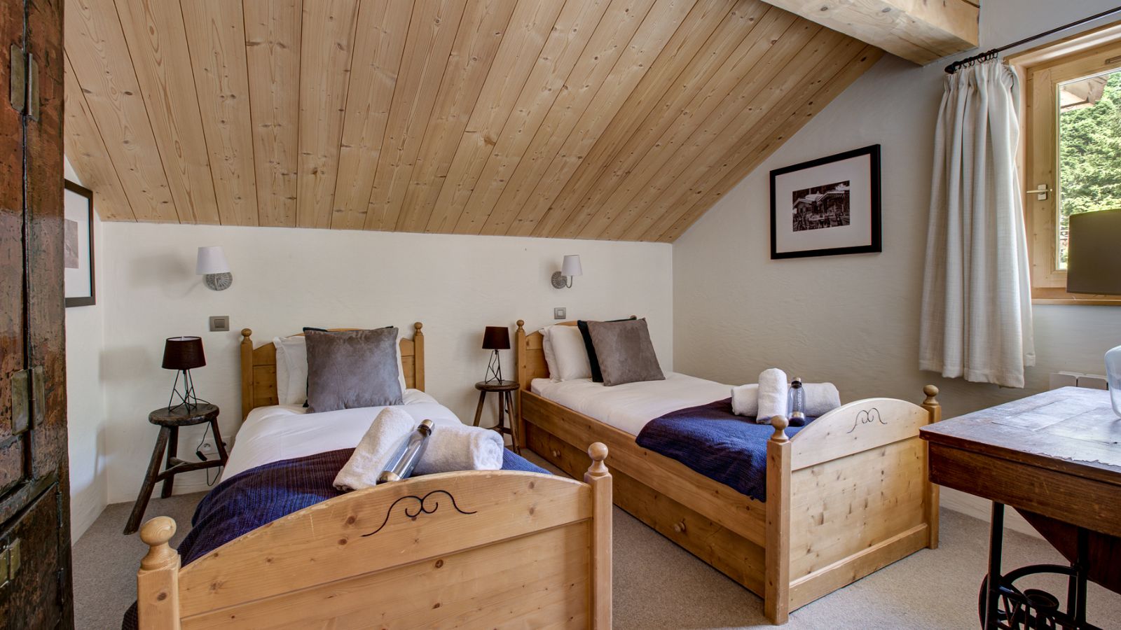 Luxury-Ski-Chalet-Meribel-La-Chouette-Oxford-Ski-Bedroom (1).jpg