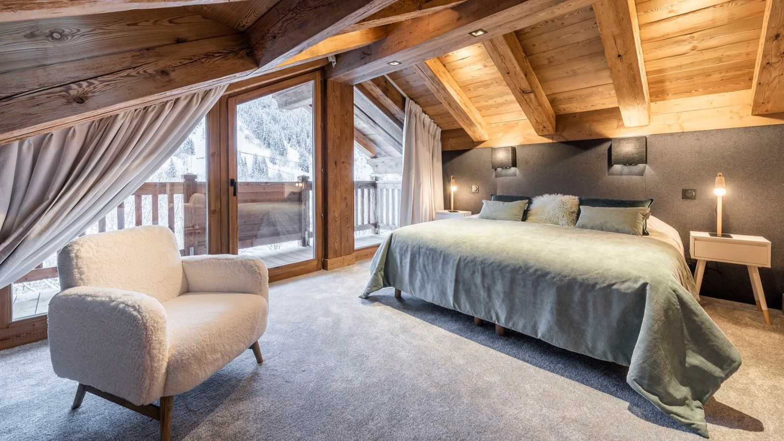 luxury-ski-chalet-meribel-alya-oxford-ski-bedroom (4).jpg