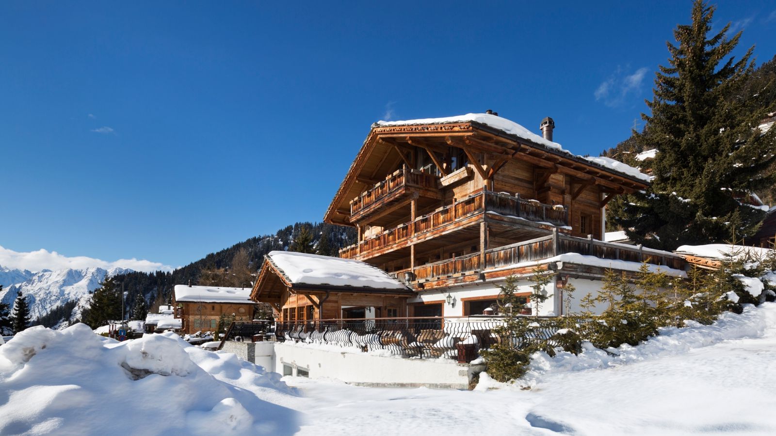 luxury-ski-chalet-verbier-la-truffe-blanche-oxford-ski-exterior (4).jpg