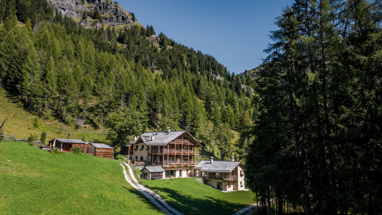 luxury-ski-chalet-cesa-del-louf-arabba-oxford-ski-exterior (3).jpg