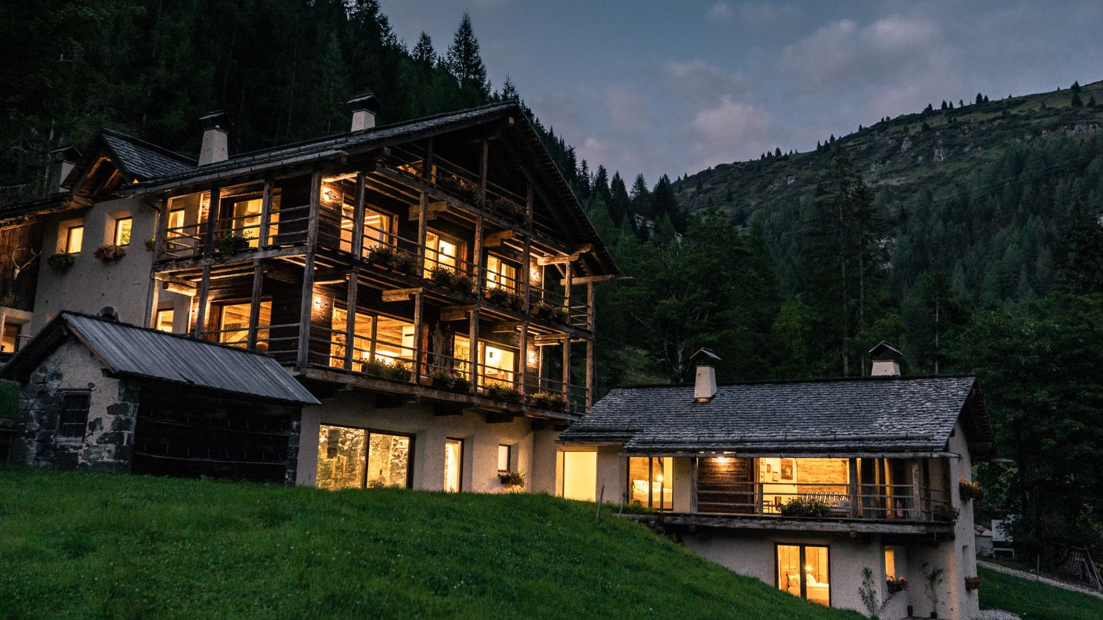 luxury-ski-chalet-cesa-del-louf-arabba-oxford-ski-exterior (4).jpg