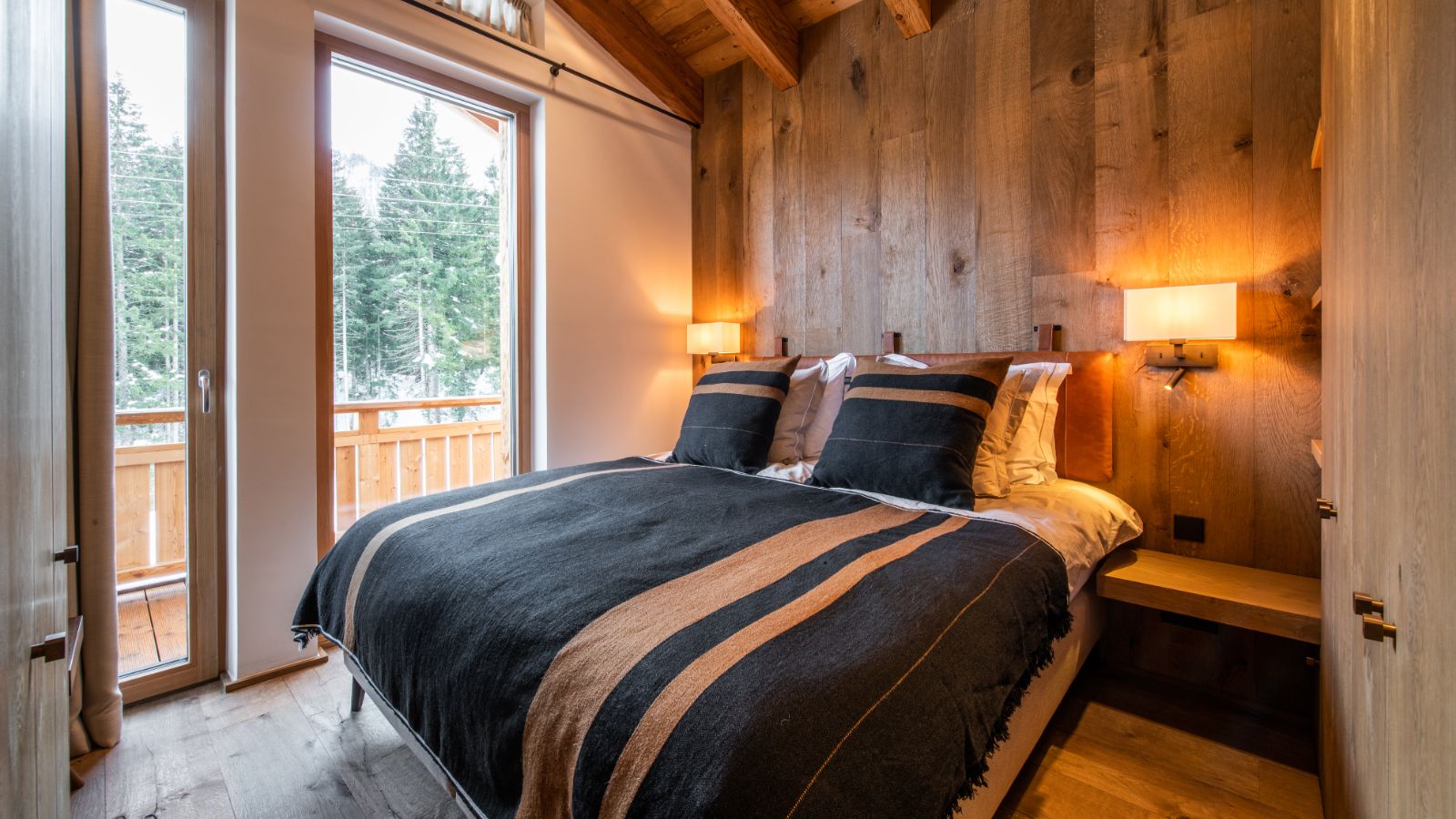 Luxury-Ski-Chalet-St-Anton-Penthouse-Fabiola-Oxford-Ski-Bedroom (10).jpg