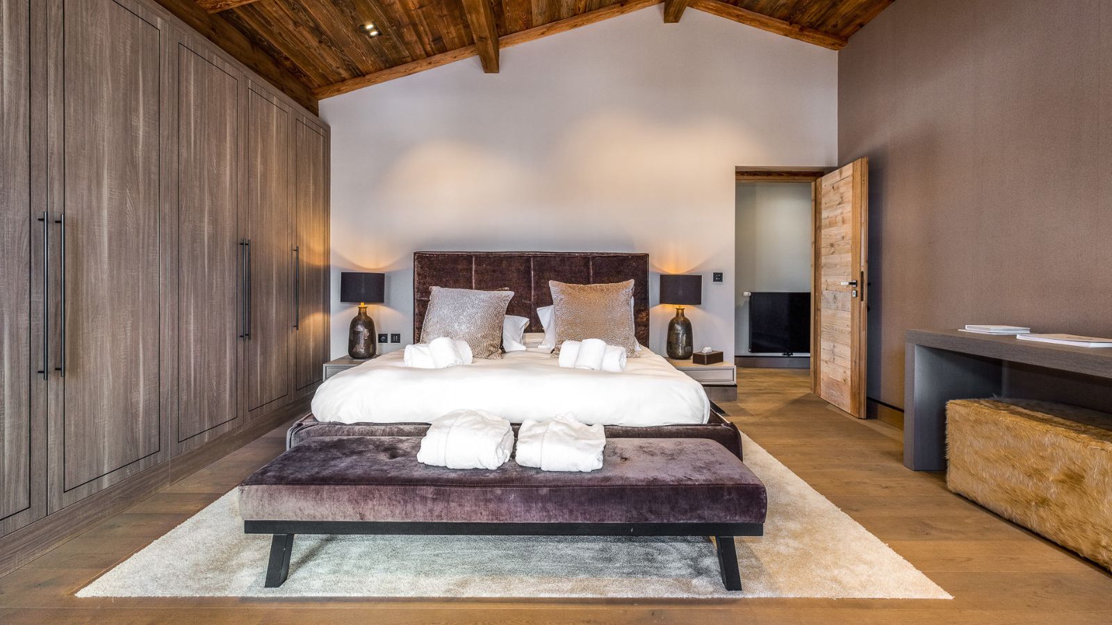 Luxury-Ski-Chalet-Megeve-Chalet-Keystone-Oxford-Ski-Bedroom (4).jpg