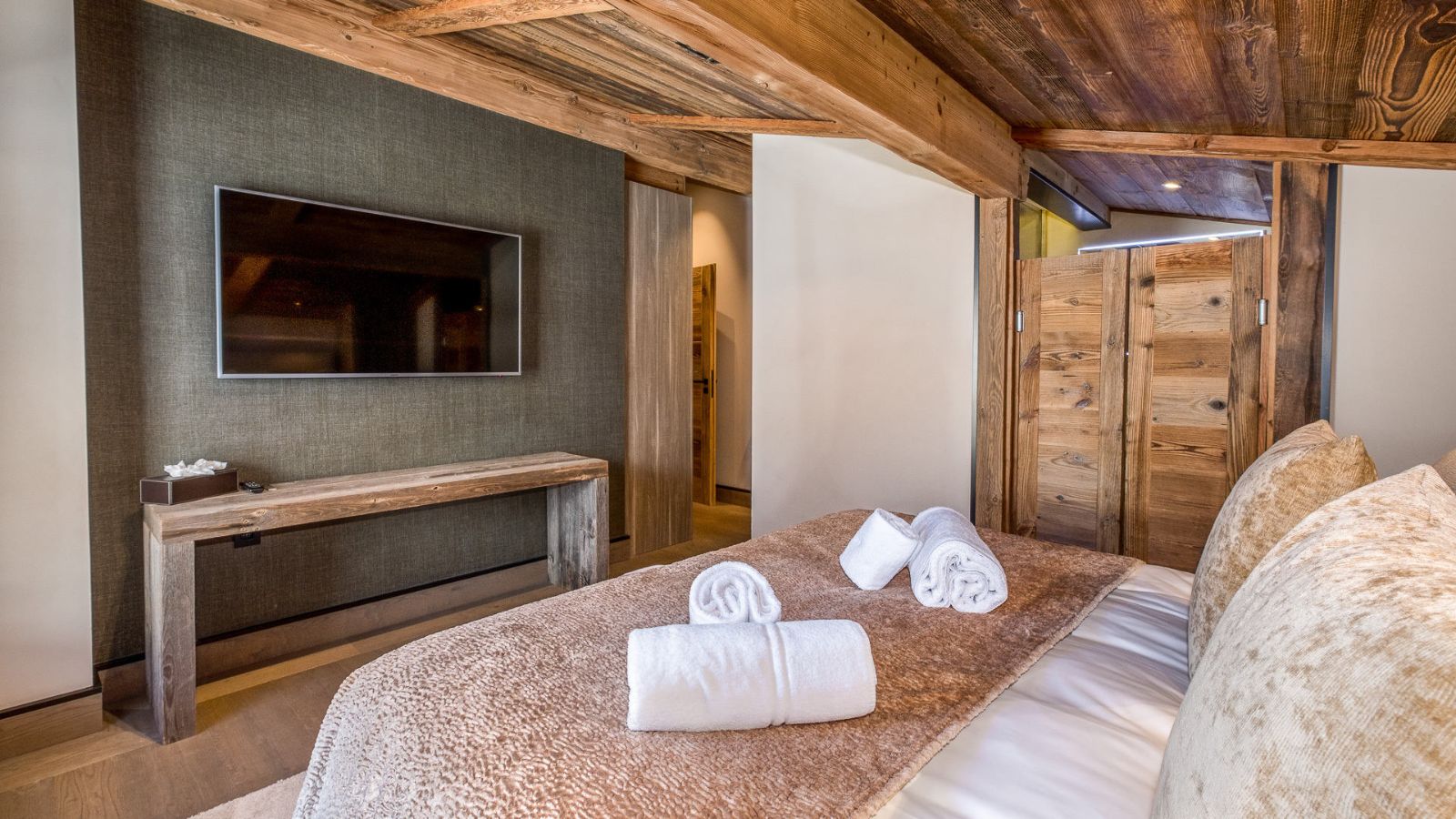 Luxury-Ski-Chalet-Megeve-Chalet-Keystone-Oxford-Ski-Bedroom (3).jpg