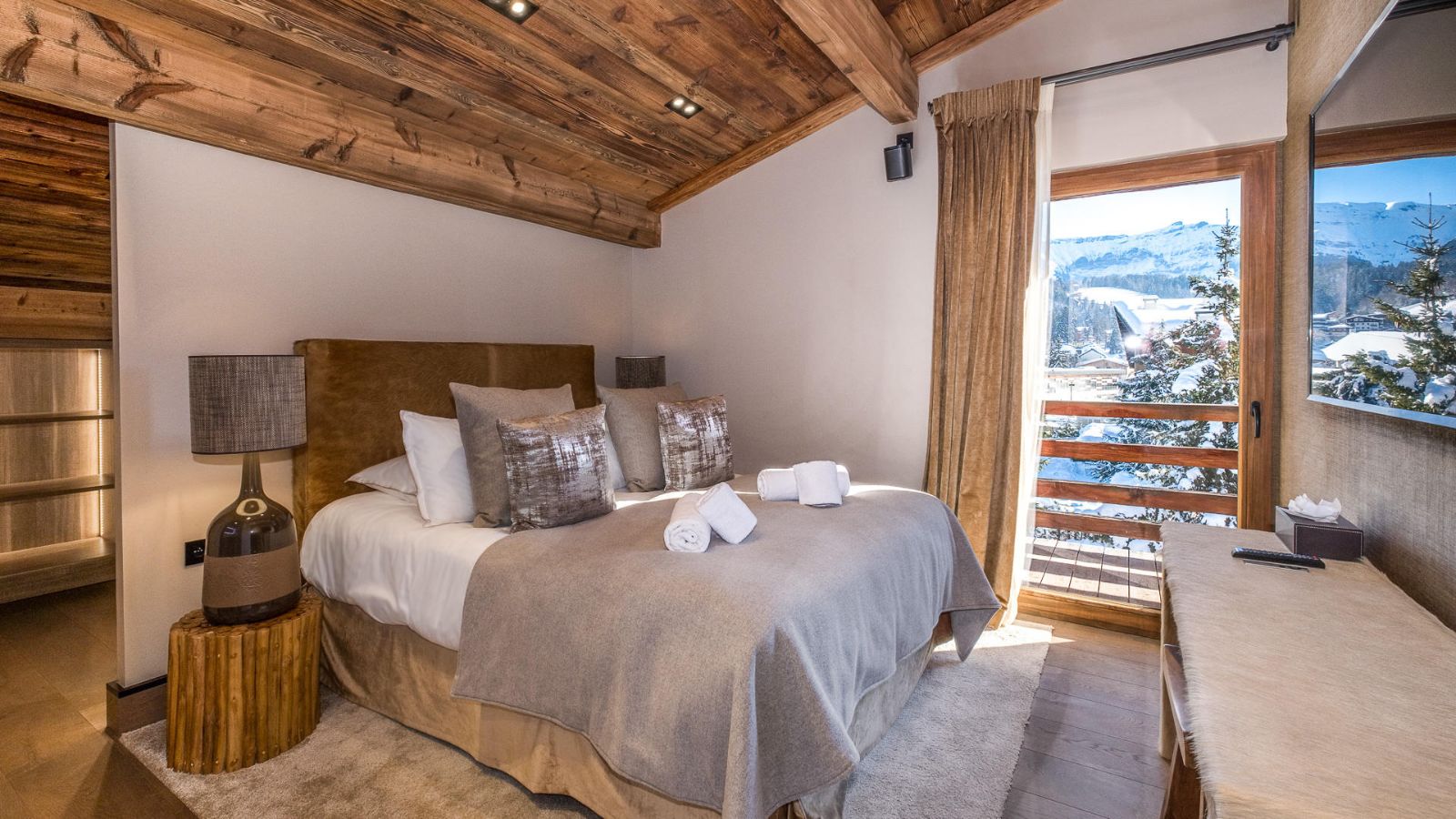 Luxury-Ski-Chalet-Megeve-Chalet-Keystone-Oxford-Ski-Bedroom (2).jpg