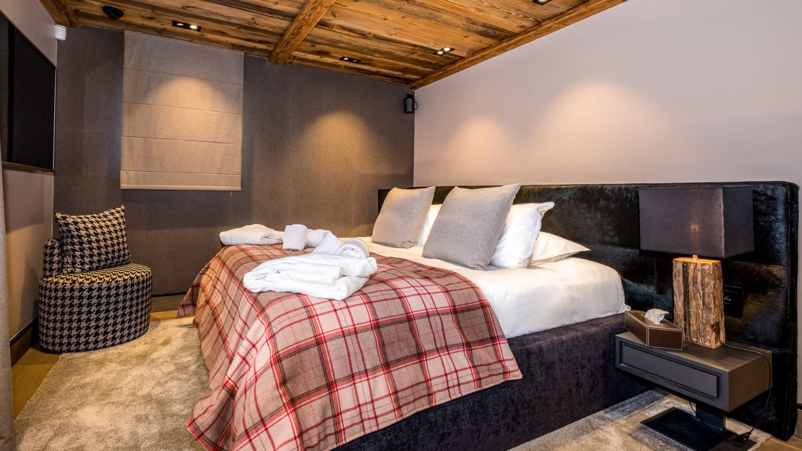 Luxury-Ski-Chalet-Megeve-Chalet-Keystone-Oxford-Ski-Bedroom (1).jpg