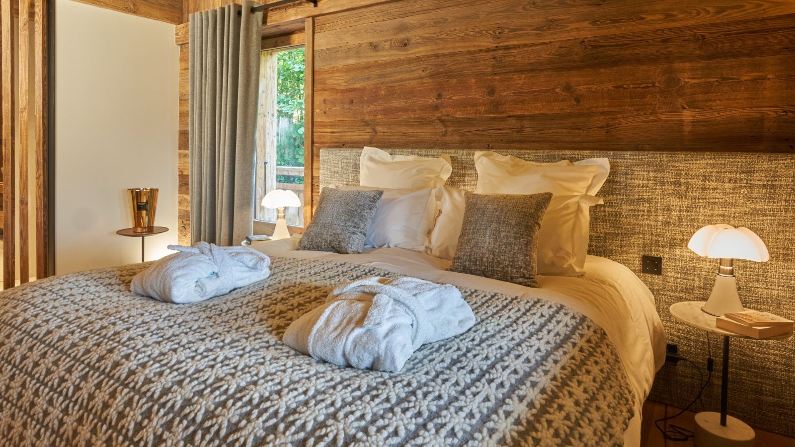 Luxury-Ski-Chalet-Megeve-Chalet-Panorama-Oxford-Ski-Bedroom (2).jpg