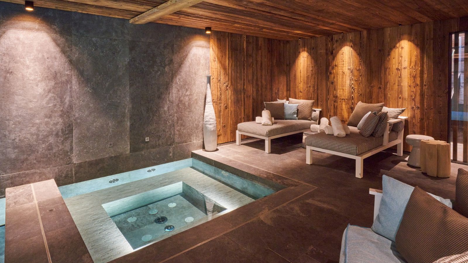 Luxury-Ski-Chalet-Megeve-Chalet-Panorama-Oxford-Ski-Hot-Tub.jpg