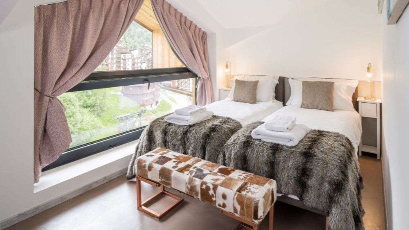 Luxury-Ski-Chalet-La-Tania-Chalet-3sixty-Oxford-Ski-Bedroom (12).jpg