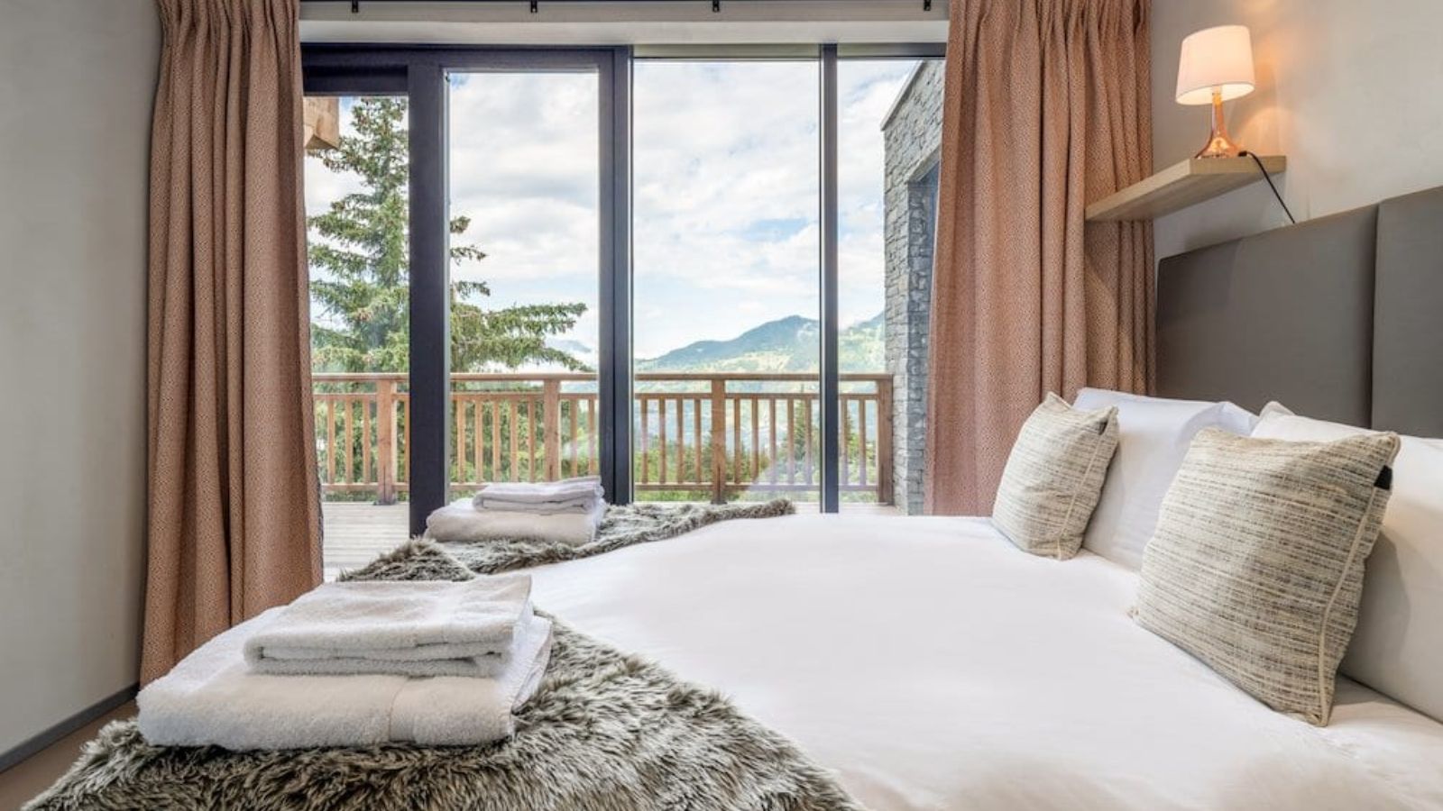 Luxury-Ski-Chalet-La-Tania-Chalet-3sixty-Oxford-Ski-Bedroom (2).jpg