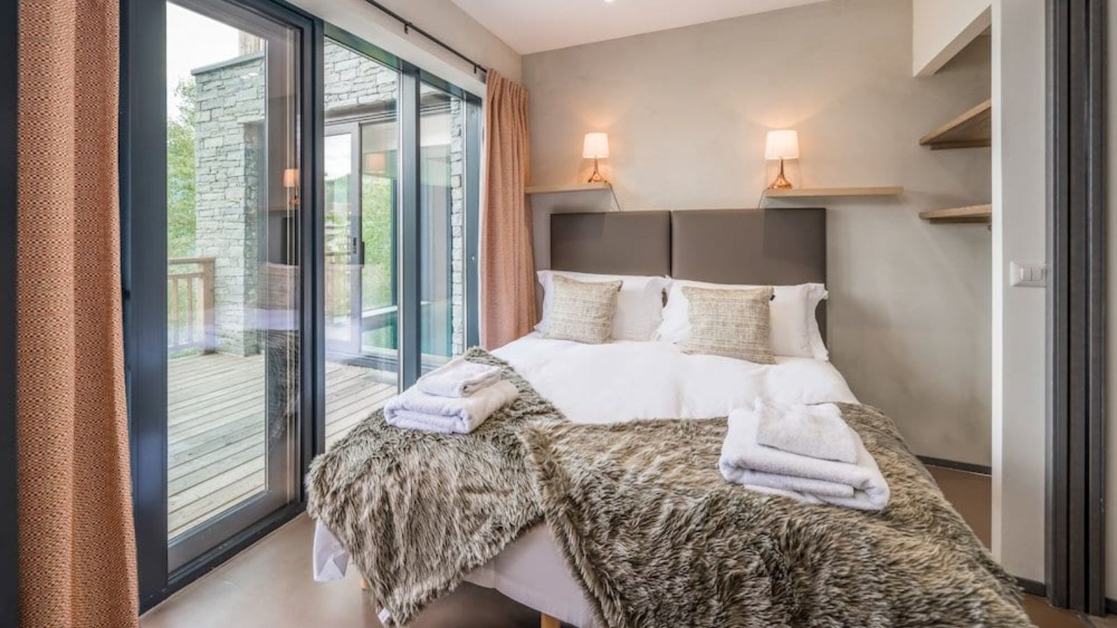 Luxury-Ski-Chalet-La-Tania-Chalet-3sixty-Oxford-Ski-Bedroom (3).jpg