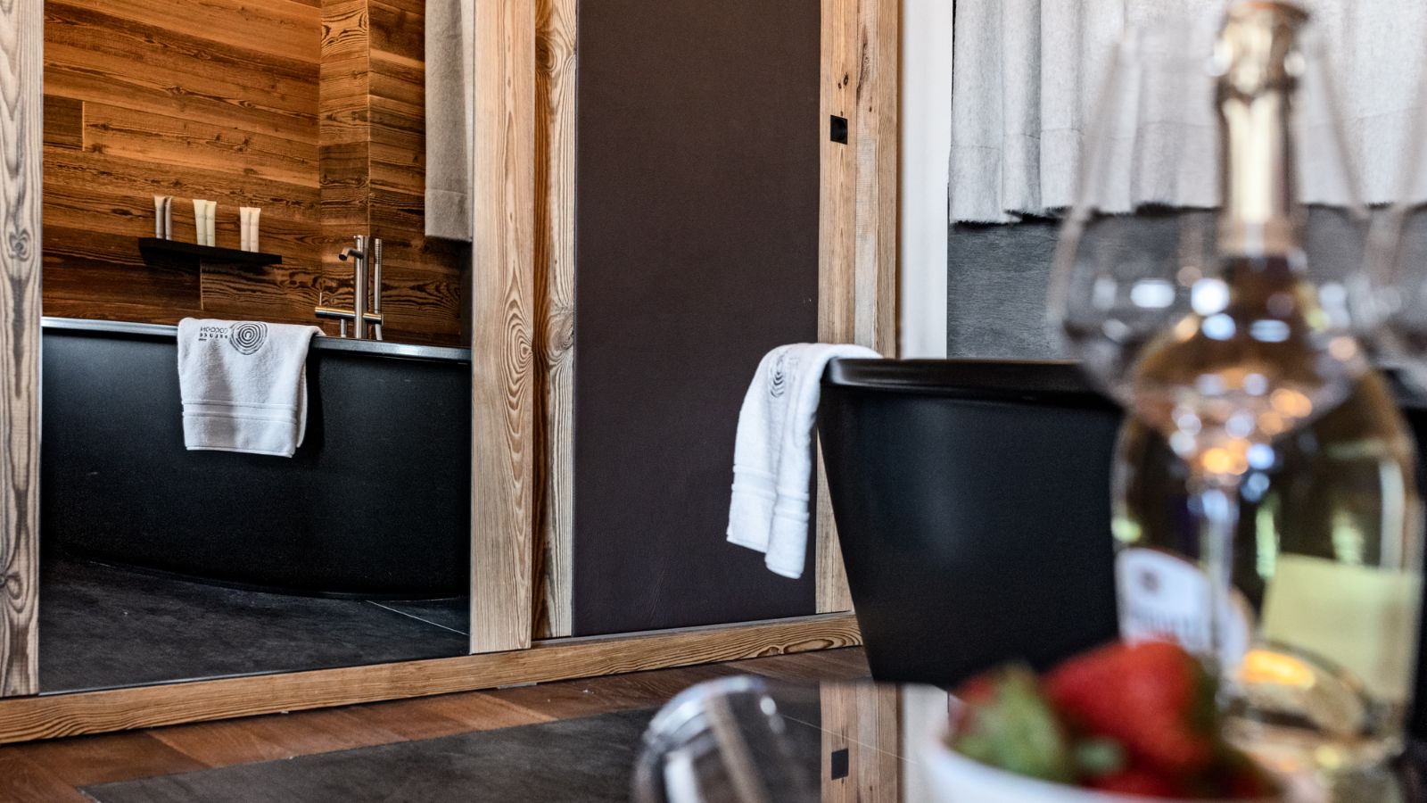 luxury-ski-chalets-cervinia-cocoon-deluxe-oxford-ski-bathroom (1).jpg