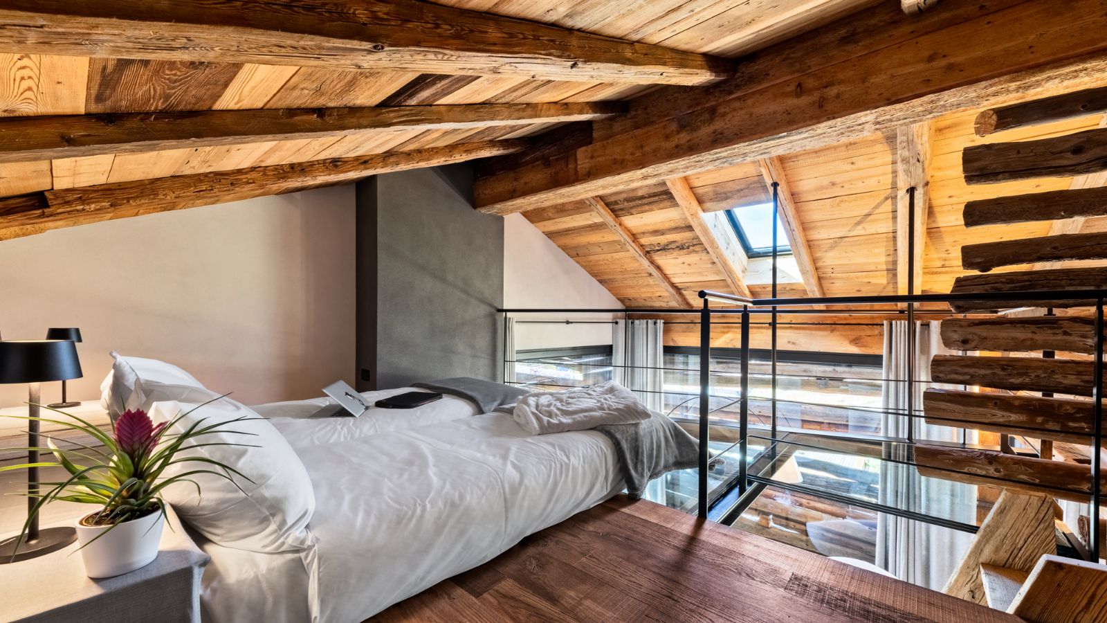 luxury-ski-chalets-cervinia-cocoon-deluxe-oxford-ski-bed-mezzanine.jpg