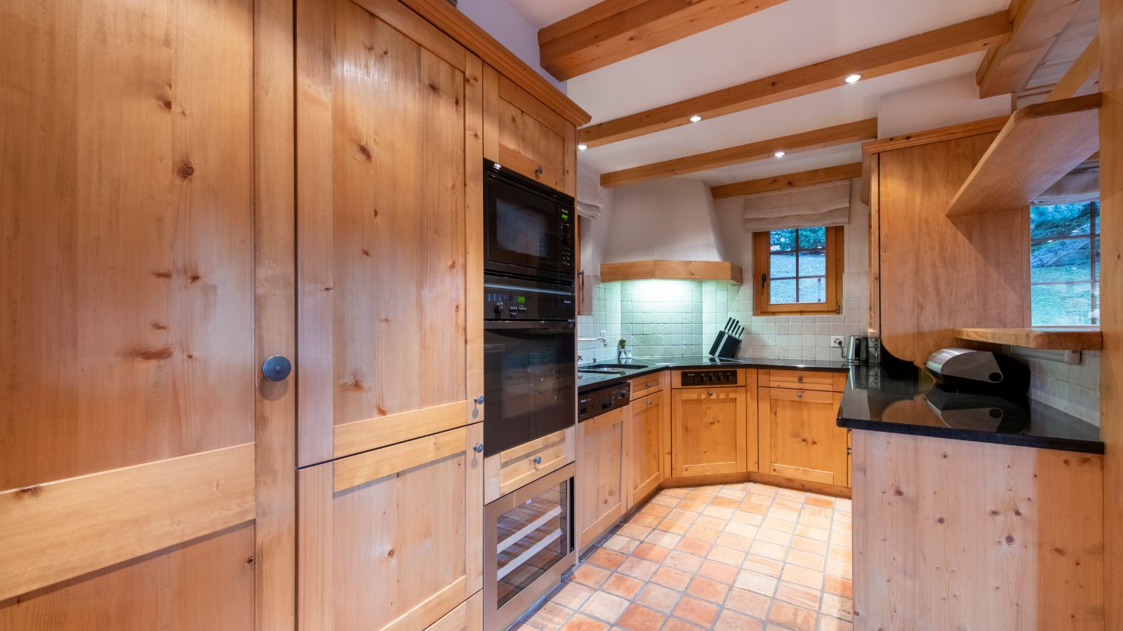 luxury-ski-chalet-verbier-ivouette-oxford-kitchen.jpg