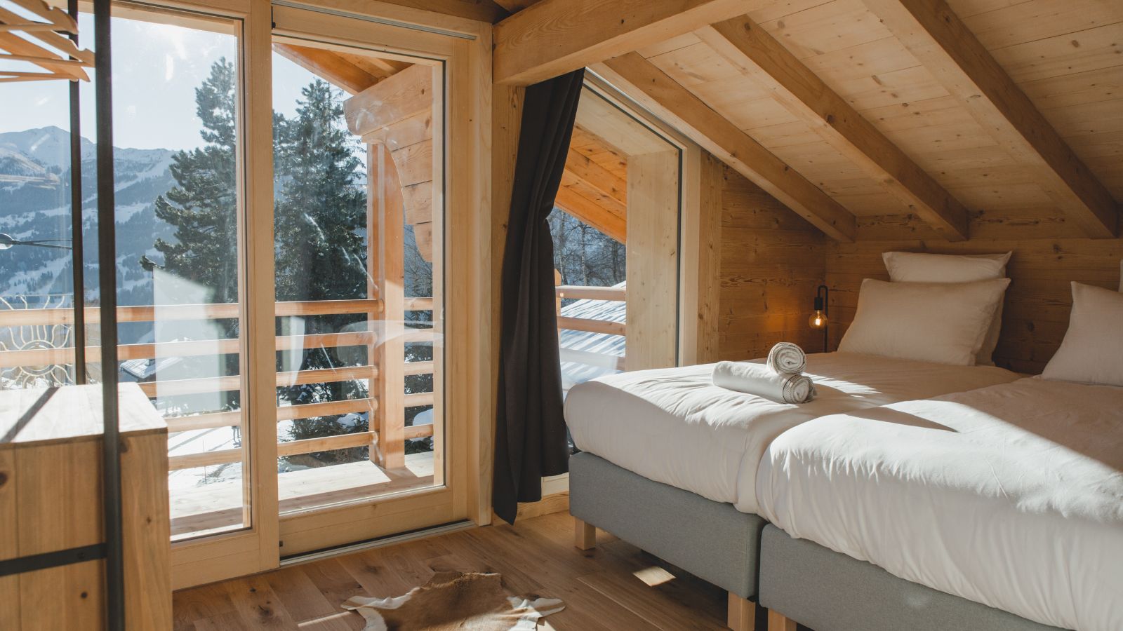 Luxury-ski-chalet-verbier-Chalet-Pierrepointe-Oxford-Ski-Bedroom (4).jpg