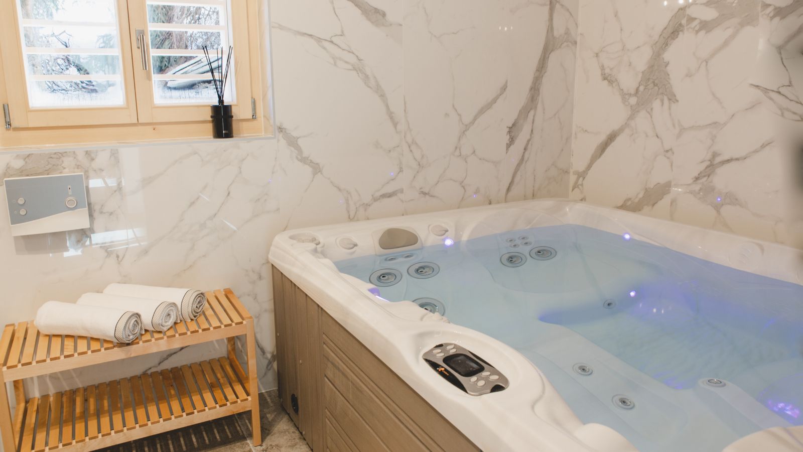 Luxury-ski-chalet-verbier-Chalet-Pierrepointe-Oxford-Ski-Jacuzzi.jpg