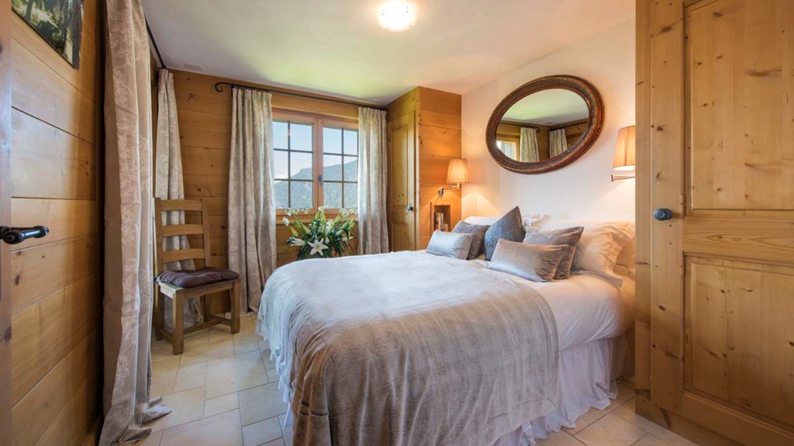 Luxury-Ski-Chalet-Verbier-Chalet-Max-Oxford-Ski-Bedroom (1).jpg