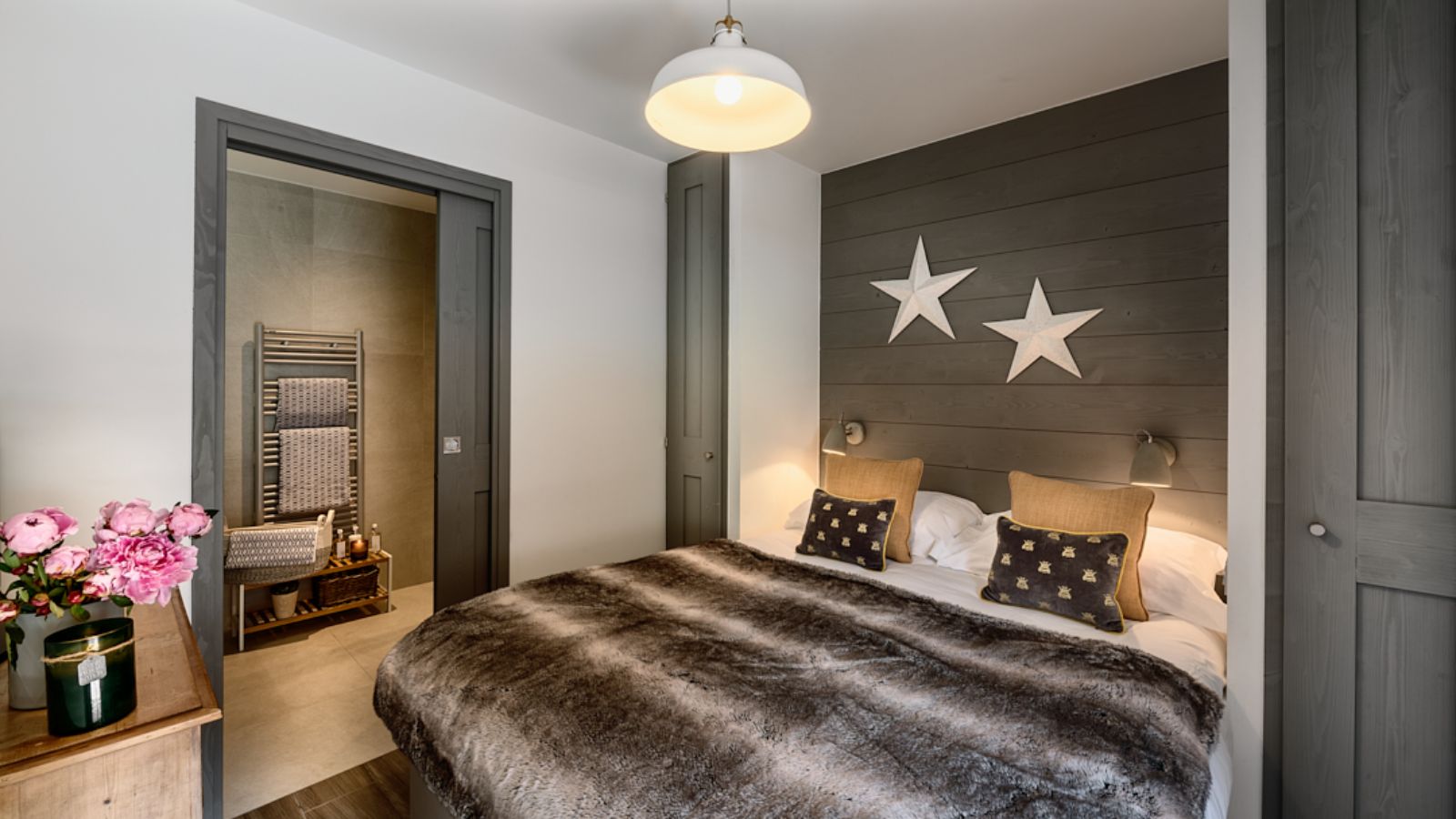 Luxury-Ski-Chalet-Morzine-Les-Abeilles-Oxford-Ski-Bedoom (2).jpg
