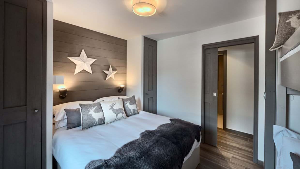 Luxury-Ski-Chalet-Morzine-Les-Abeilles-Oxford-Ski-Bedroom (4).jpg