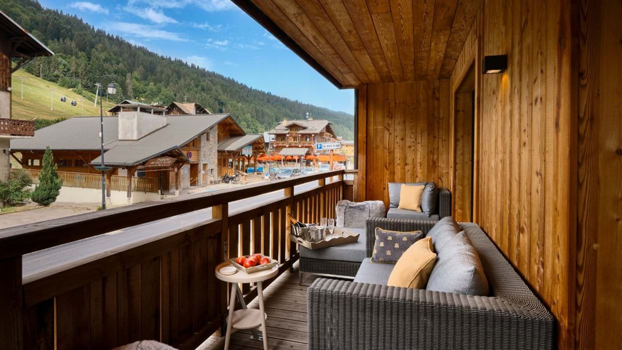 Luxury-Ski-Chalet-Morzine-Les-Abeilles-Oxford-Ski-Balcony.jpg