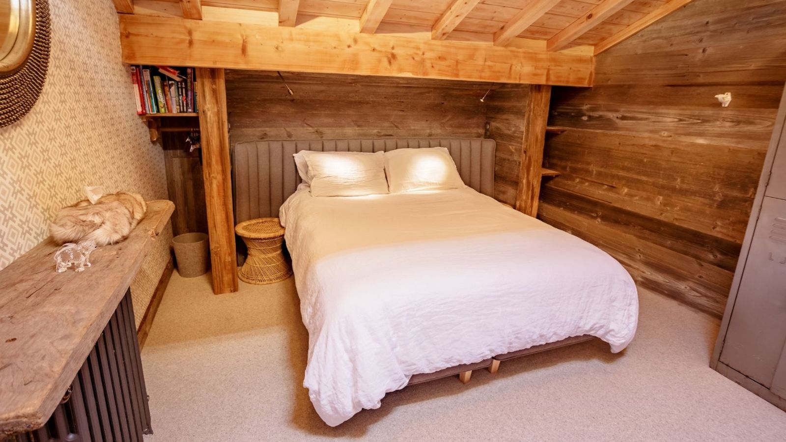 Luxury-Ski-Chalet-Les-Gets-Maison-dHiver-Oxford-Ski-Bedroom (2).jpg
