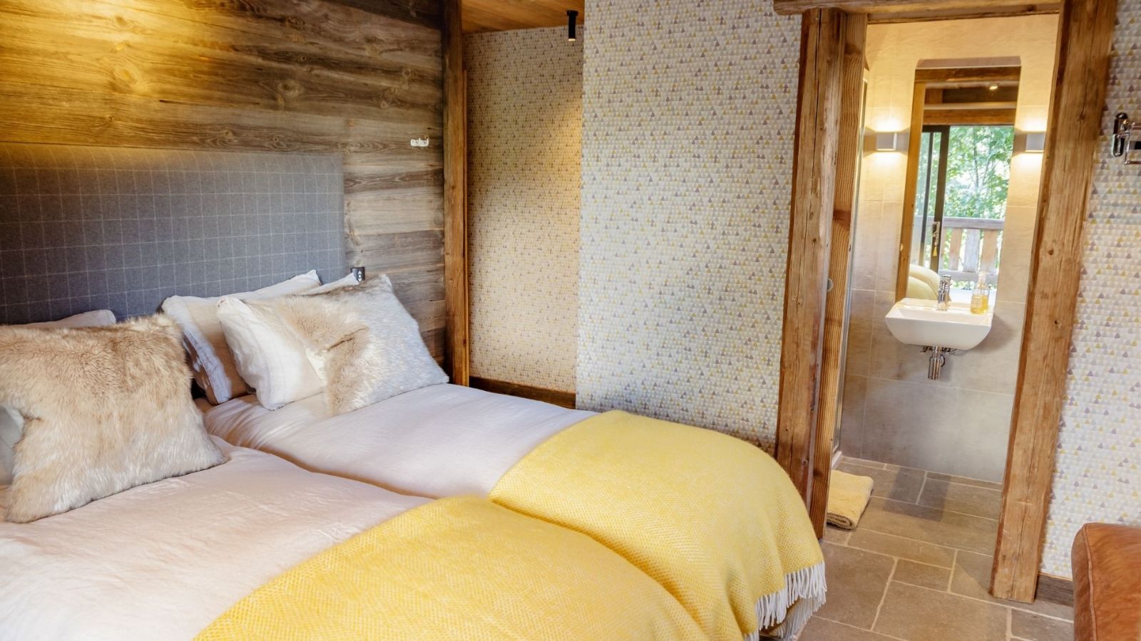 Luxury-Ski-Chalet-Les-Gets-Maison-dHiver-Oxford-Ski-Bedroom (3).jpg