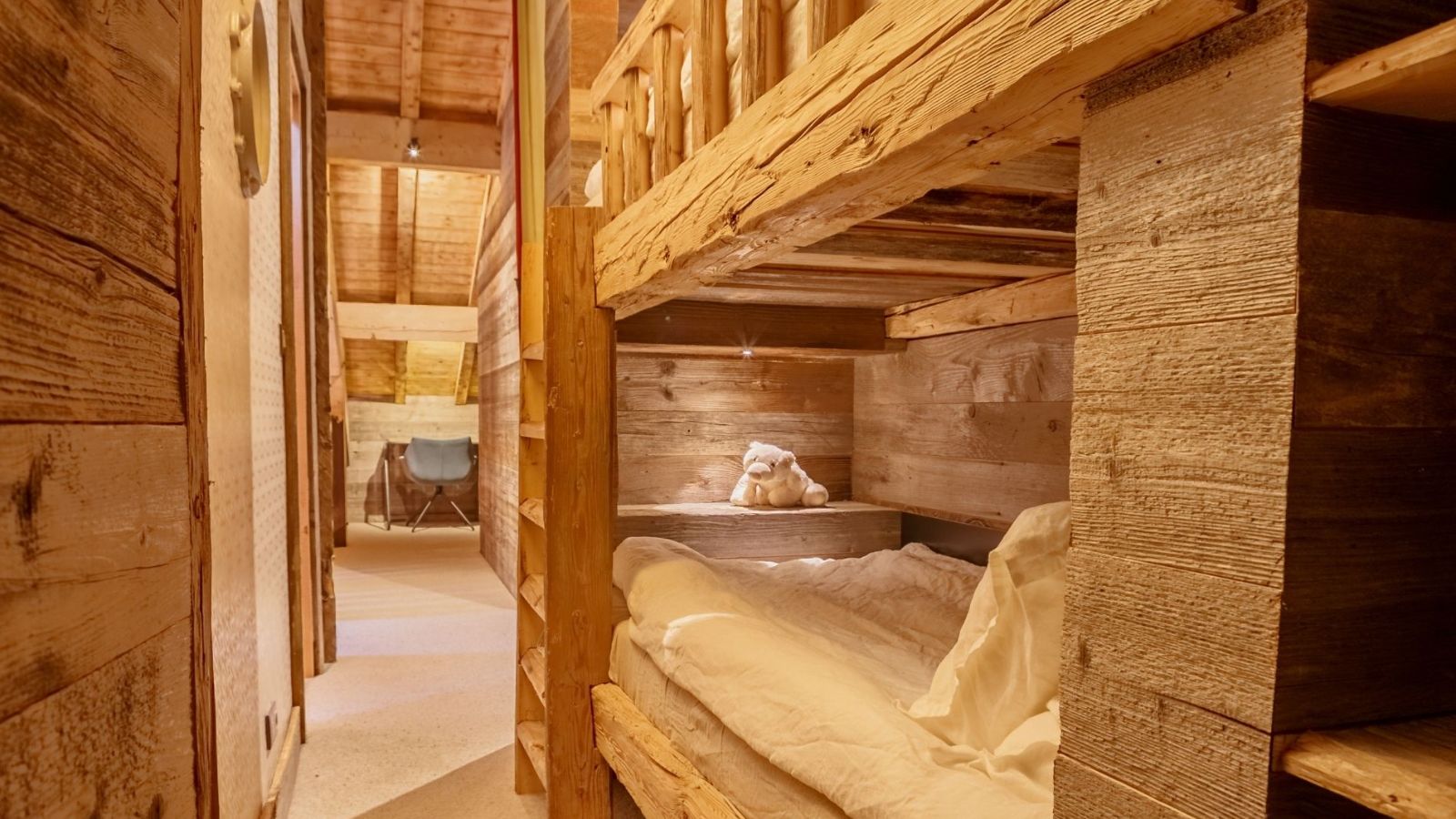Luxury-Ski-Chalet-Les-Gets-Maison-dHiver-Oxford-Ski-Bunk-room.jpg