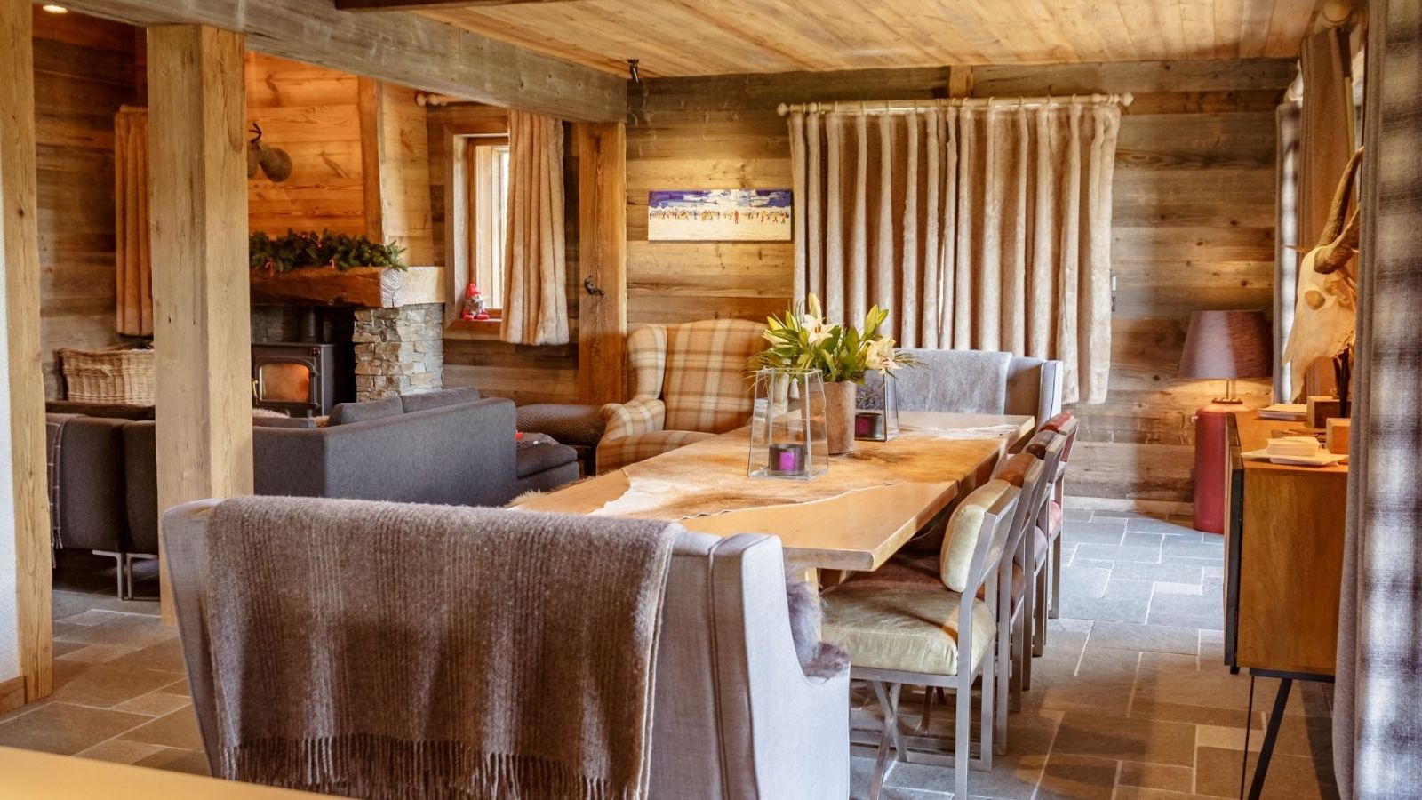 Luxury-Ski-Chalet-Les-Gets-Maison-dHiver-Oxford-Ski-dining2.jpg