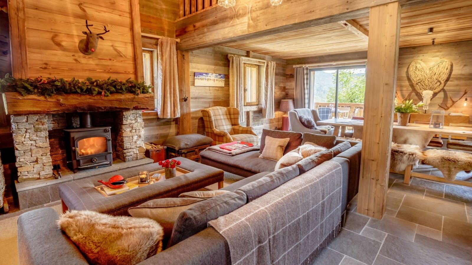 Luxury-Ski-Chalet-Les-Gets-Maison-dHiver-Oxford-Ski-lounge.jpg