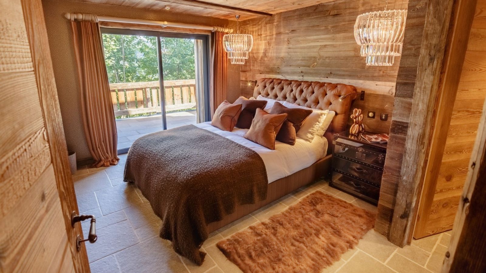 Luxury-Ski-Chalet-Les-Gets-Maison-dHiver-Oxford-Ski-Bedroom (1).jpg