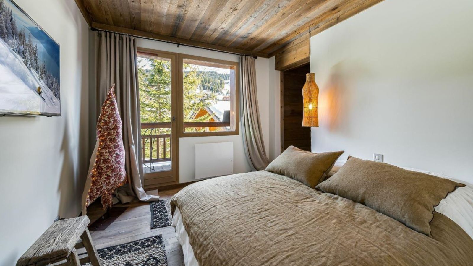 Luxury-ski-chalet-Meribel-Chalet-Haapiti-Oxford-Ski-Bedroom (1).jpg