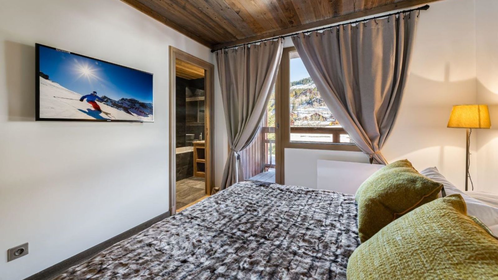 Luxury-ski-chalet-Meribel-Chalet-Haapiti-Oxford-Ski-Bedroom (2).jpg