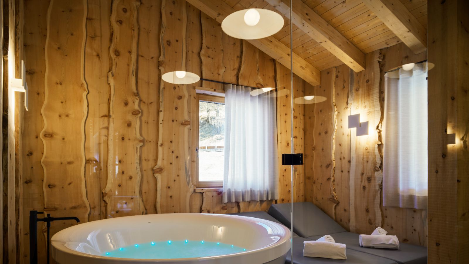 Luxury-ski-chalet-Cortina-Chalet-Serge-Oxford-Ski-Jacuzzi.jpg