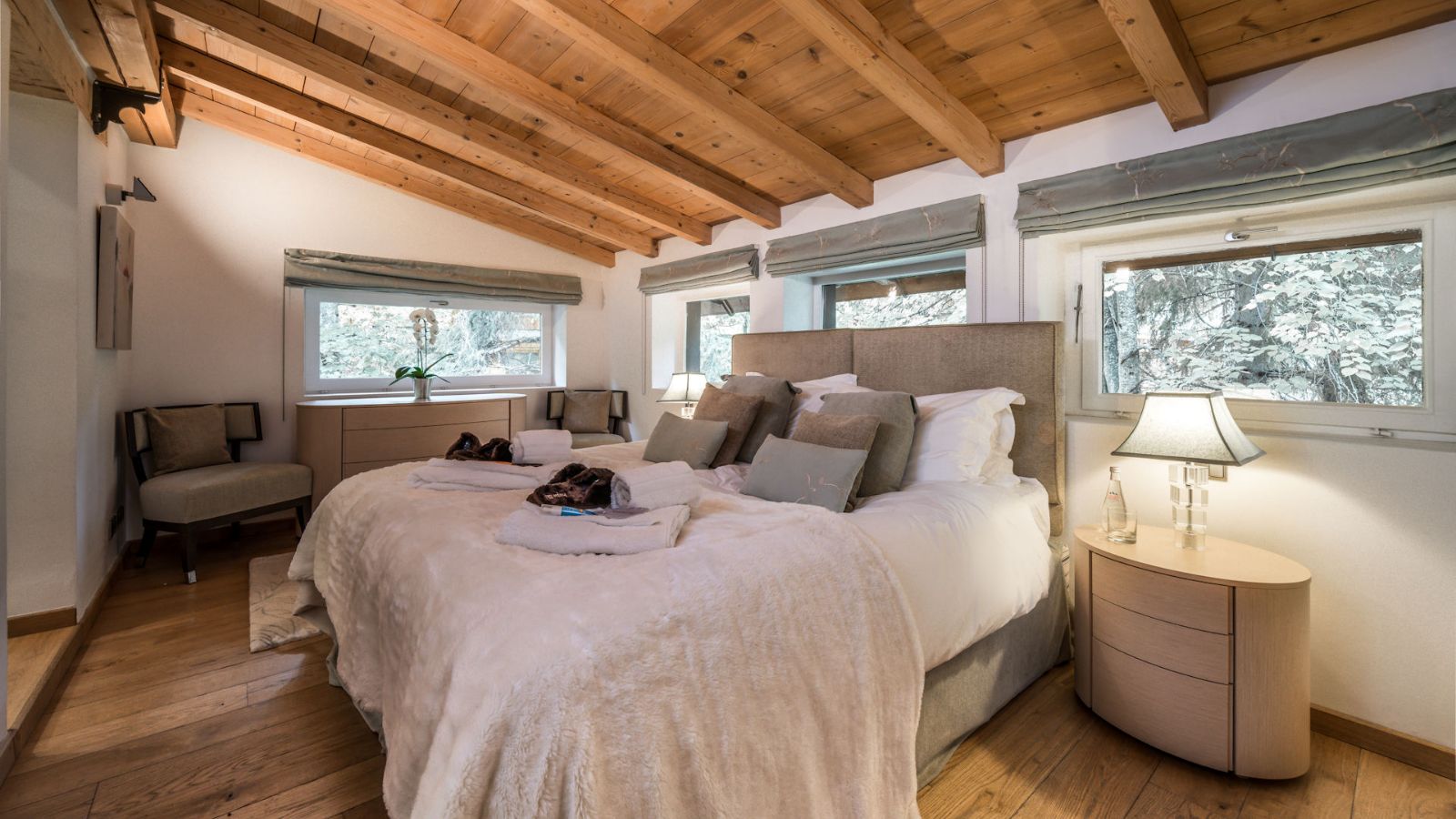 luxury-ski-chalet-meribel-arolla-oxfordski-bed1.jpg