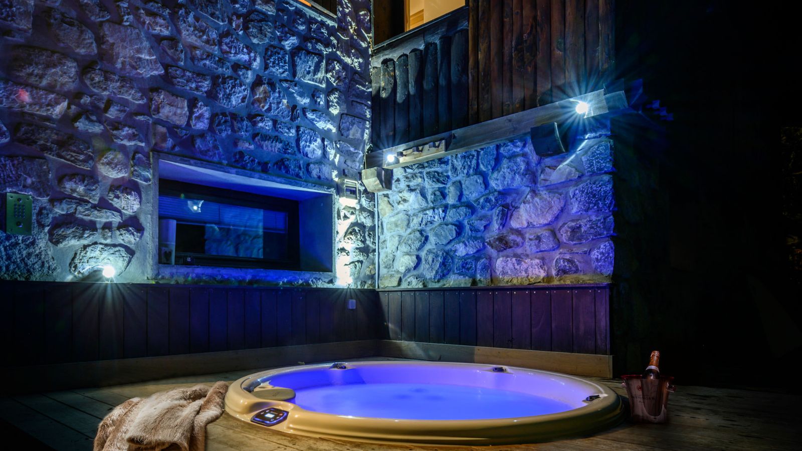 luxury-ski-chalet-meribel-arolla-oxfordski-hot tub.jpg