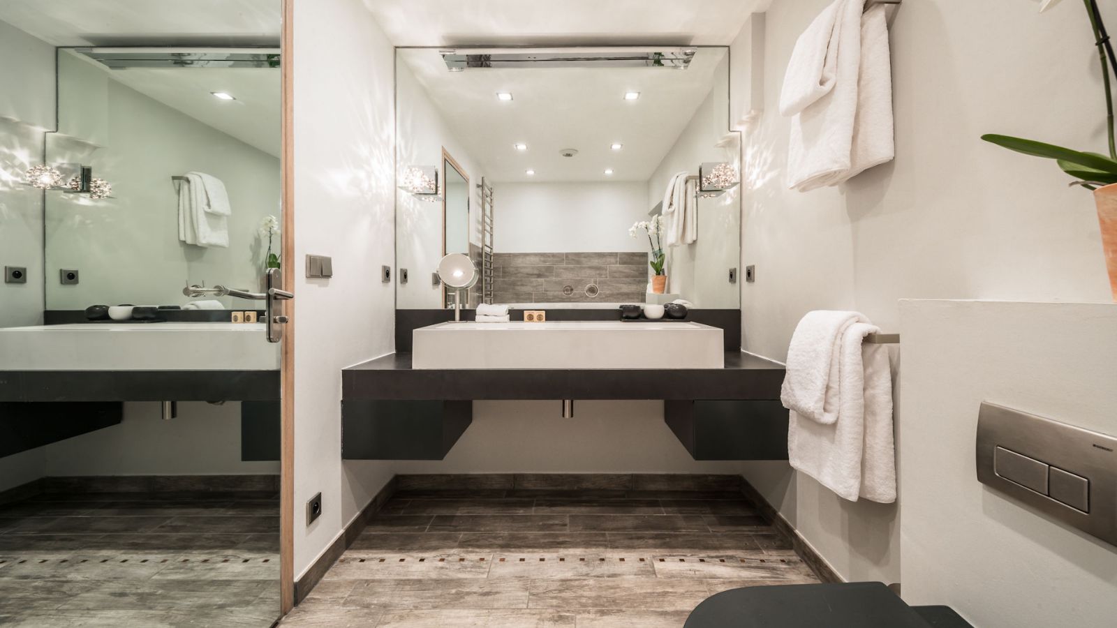 luxury-ski-chalet-meribel-arolla-oxfordski- bath1.jpg